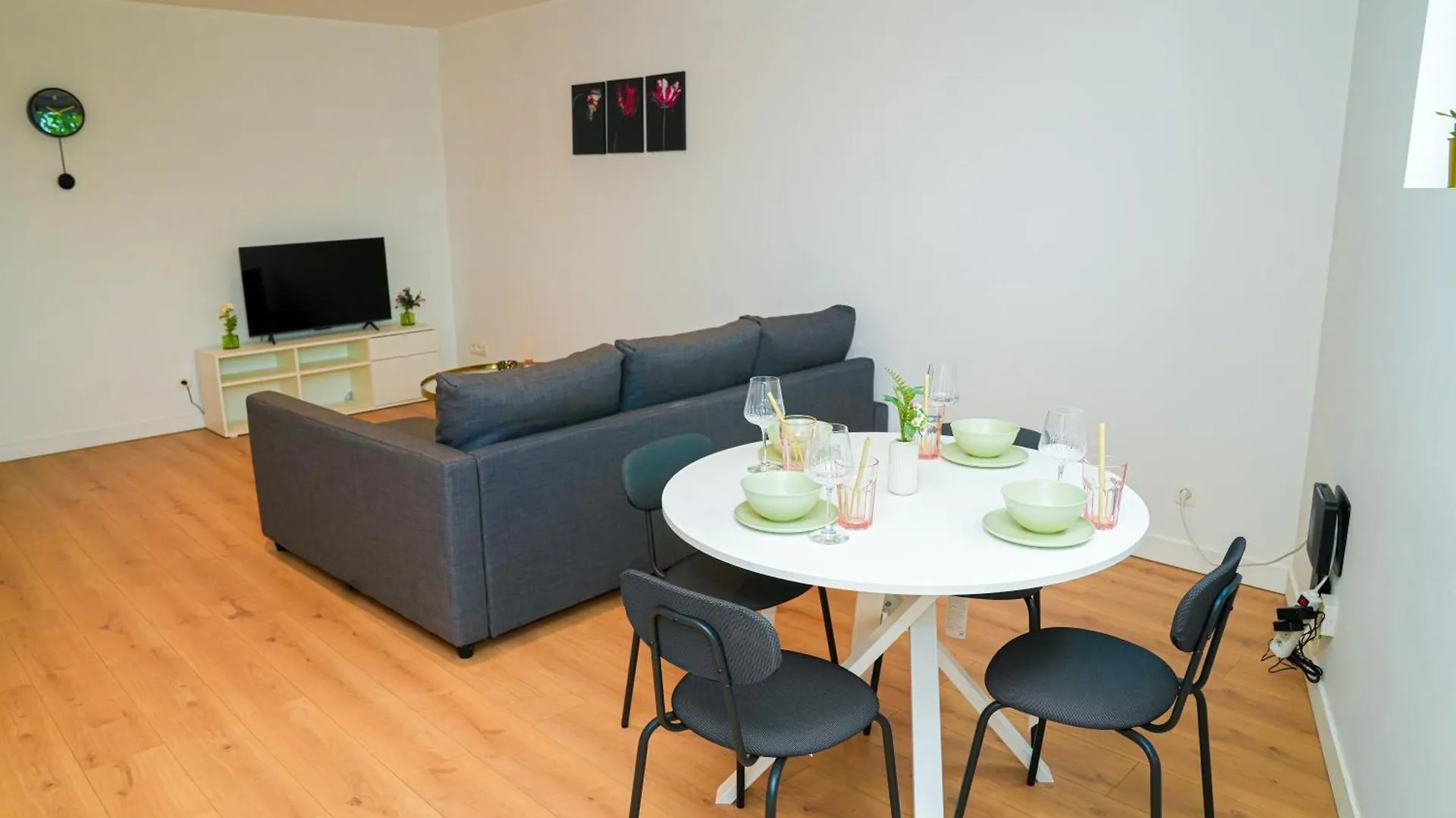 Stylish 1Br & 1Lr Apt, 15 Min Walk To City Center Γάνδη 0*,  Βέλγιο